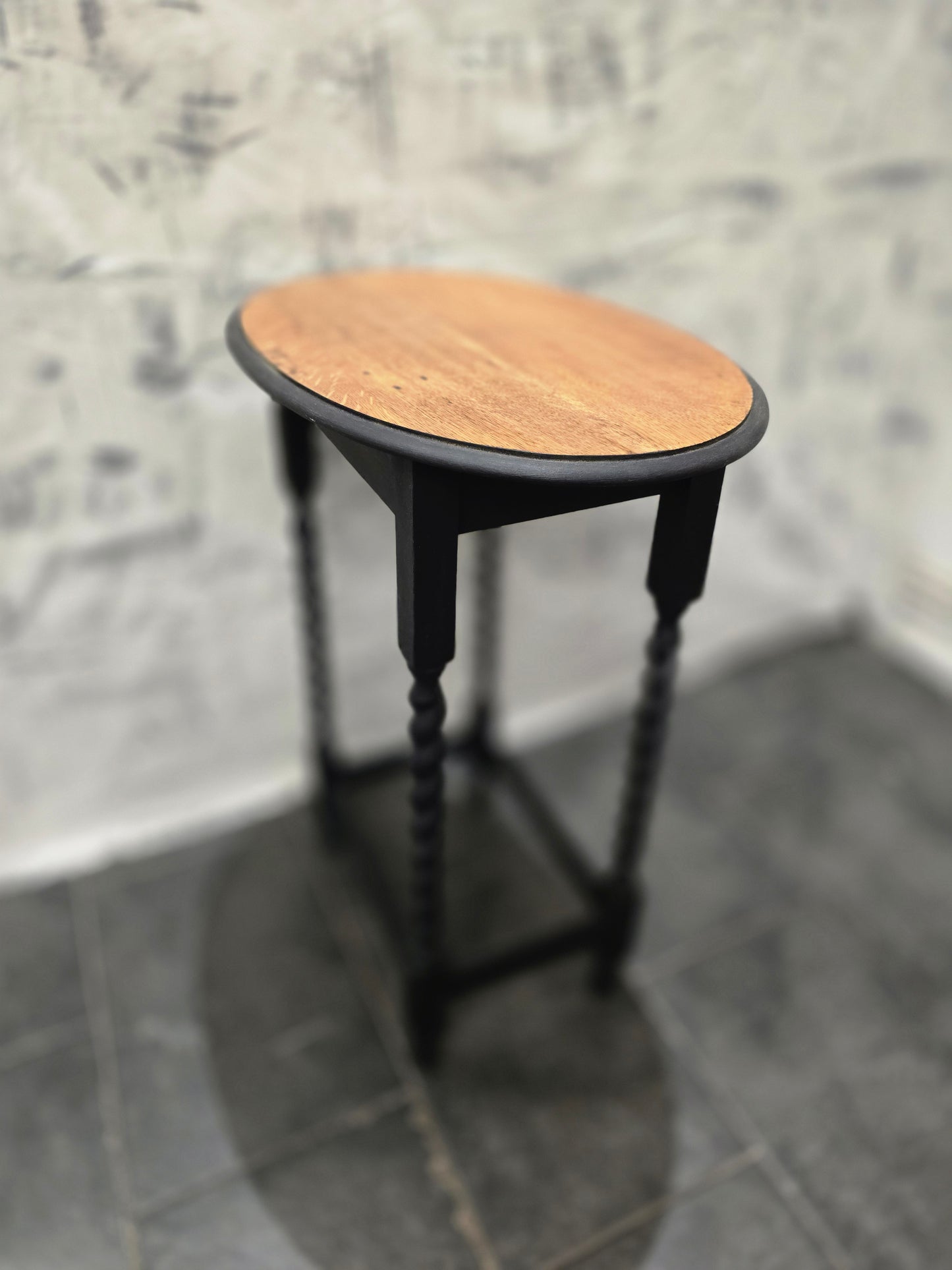 Oval plant stand