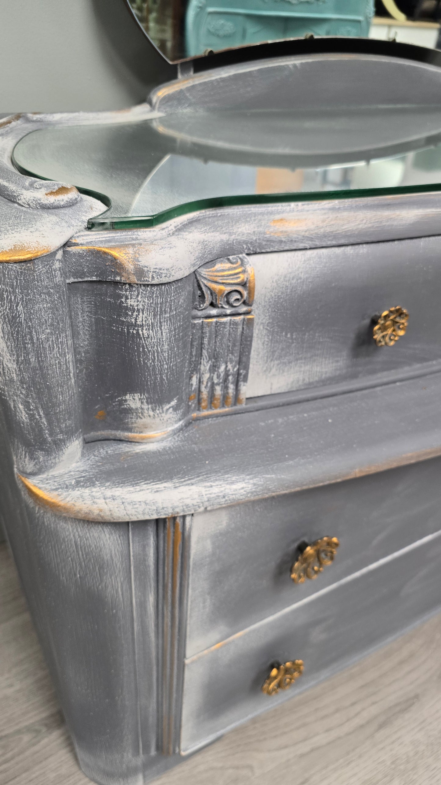 Dressing table with 3 drawers