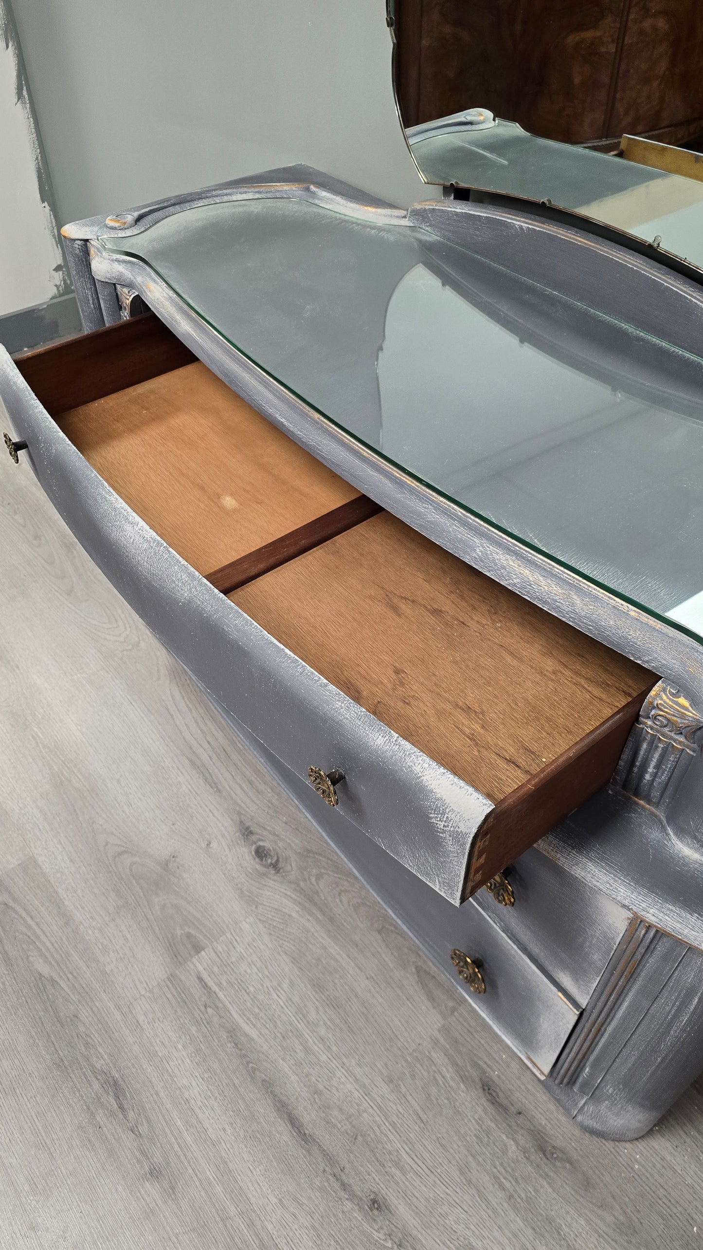 Dressing table with 3 drawers