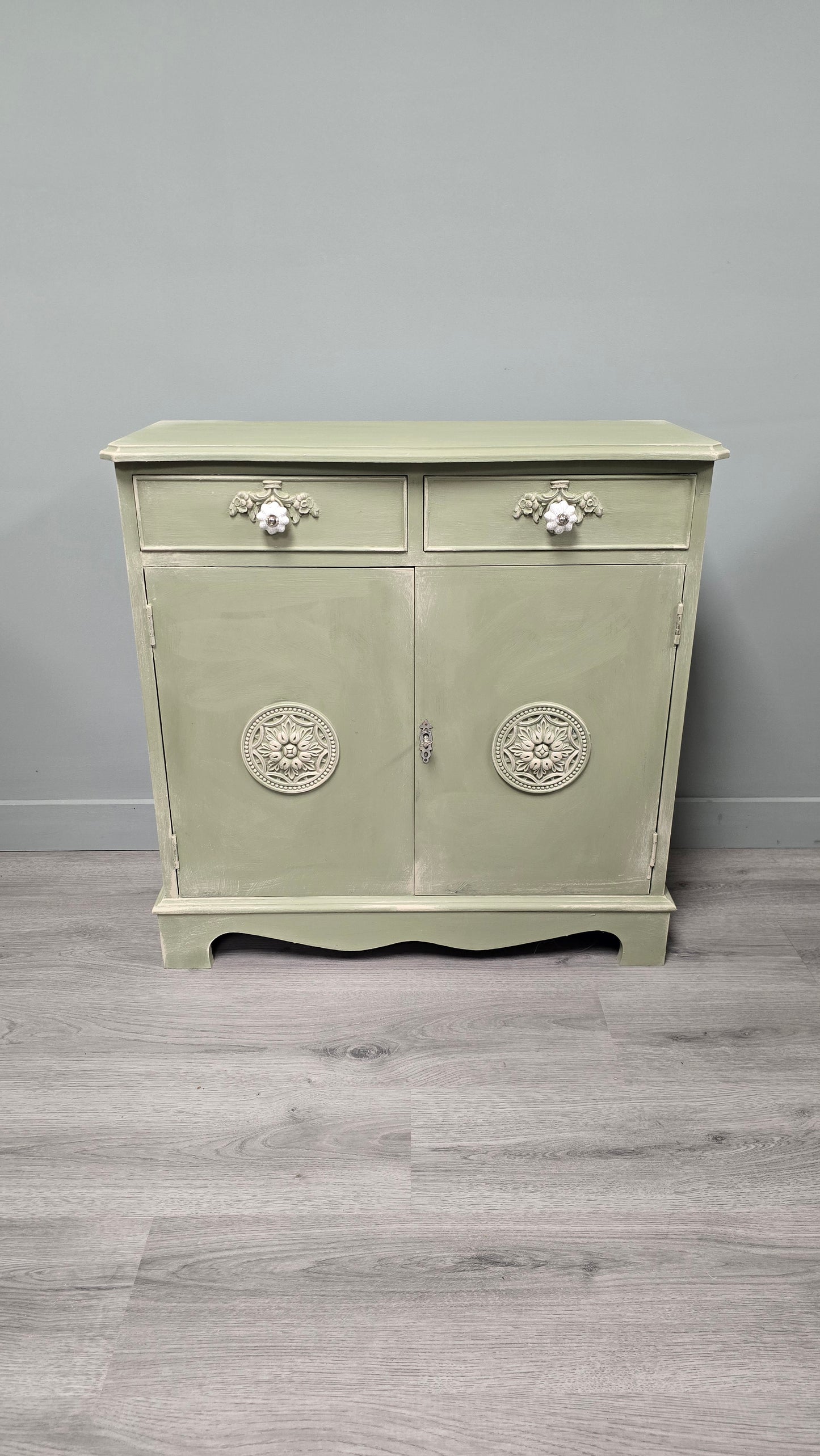 Château Grey cupboard
