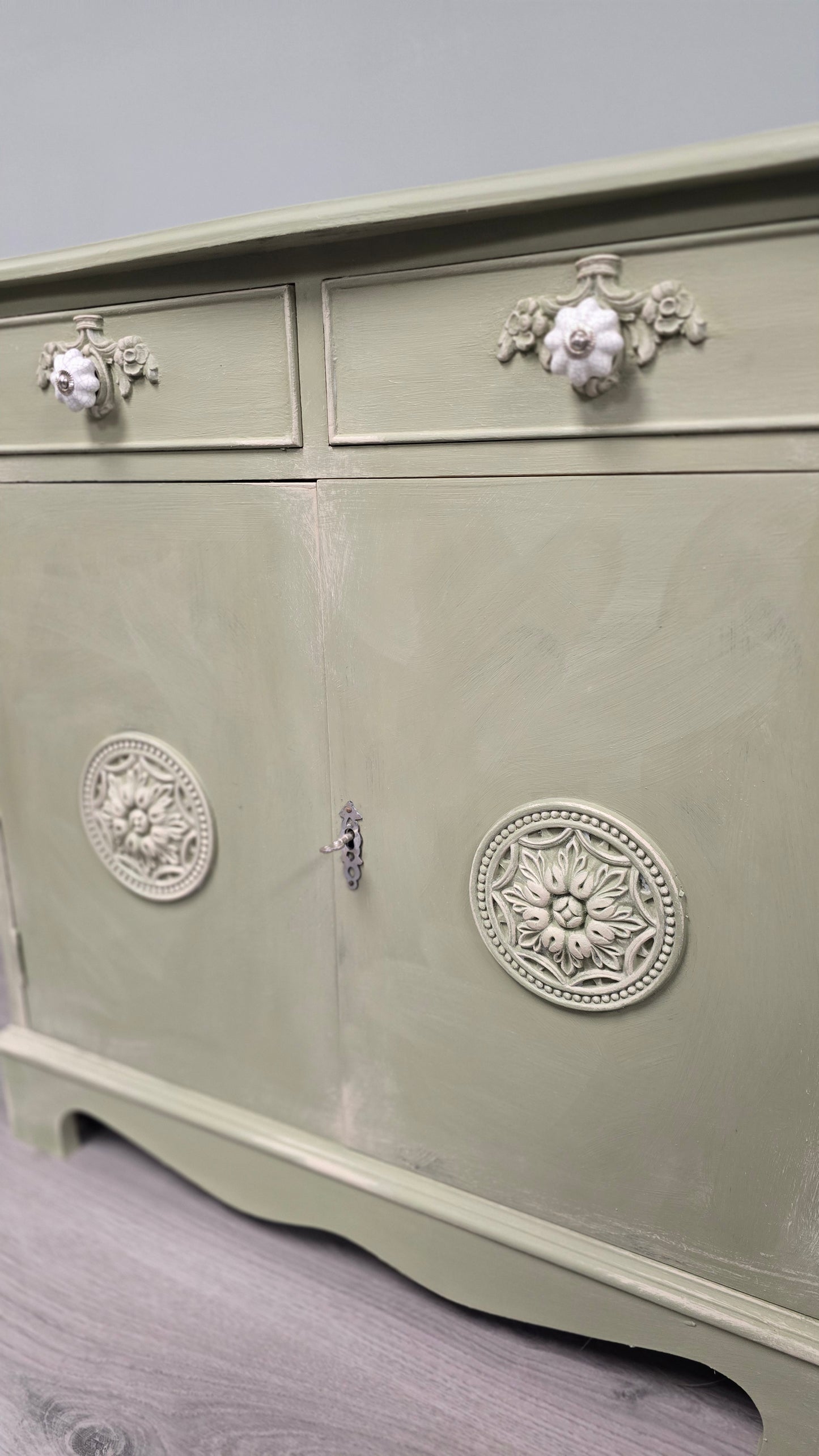 Château Grey cupboard