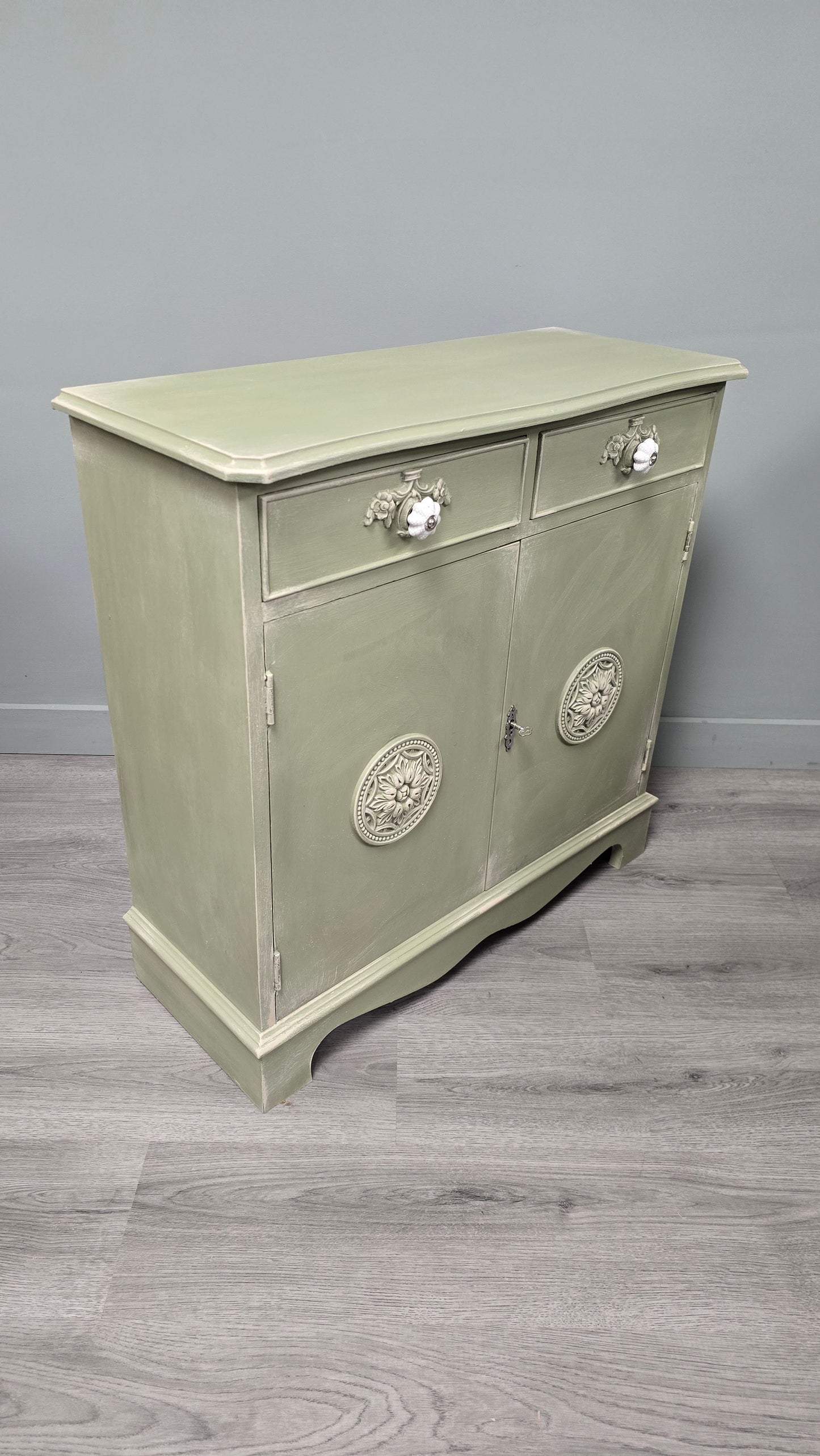 Château Grey cupboard