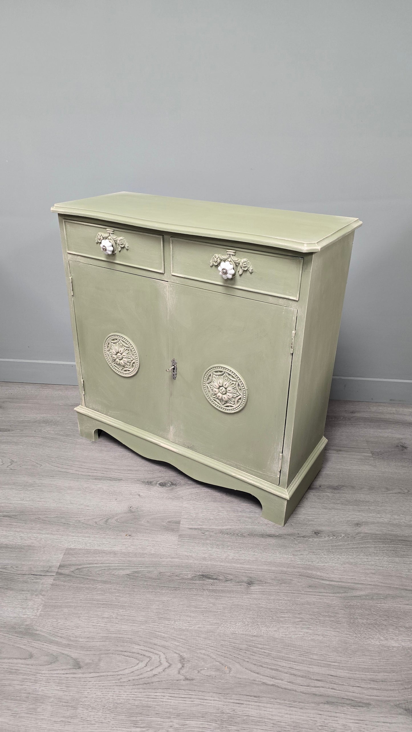 Château Grey cupboard