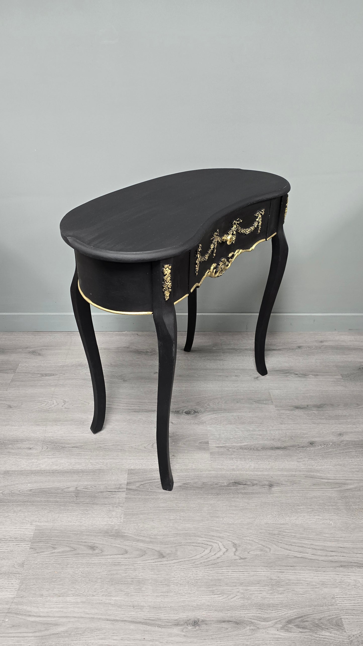 Sidetable with drawer