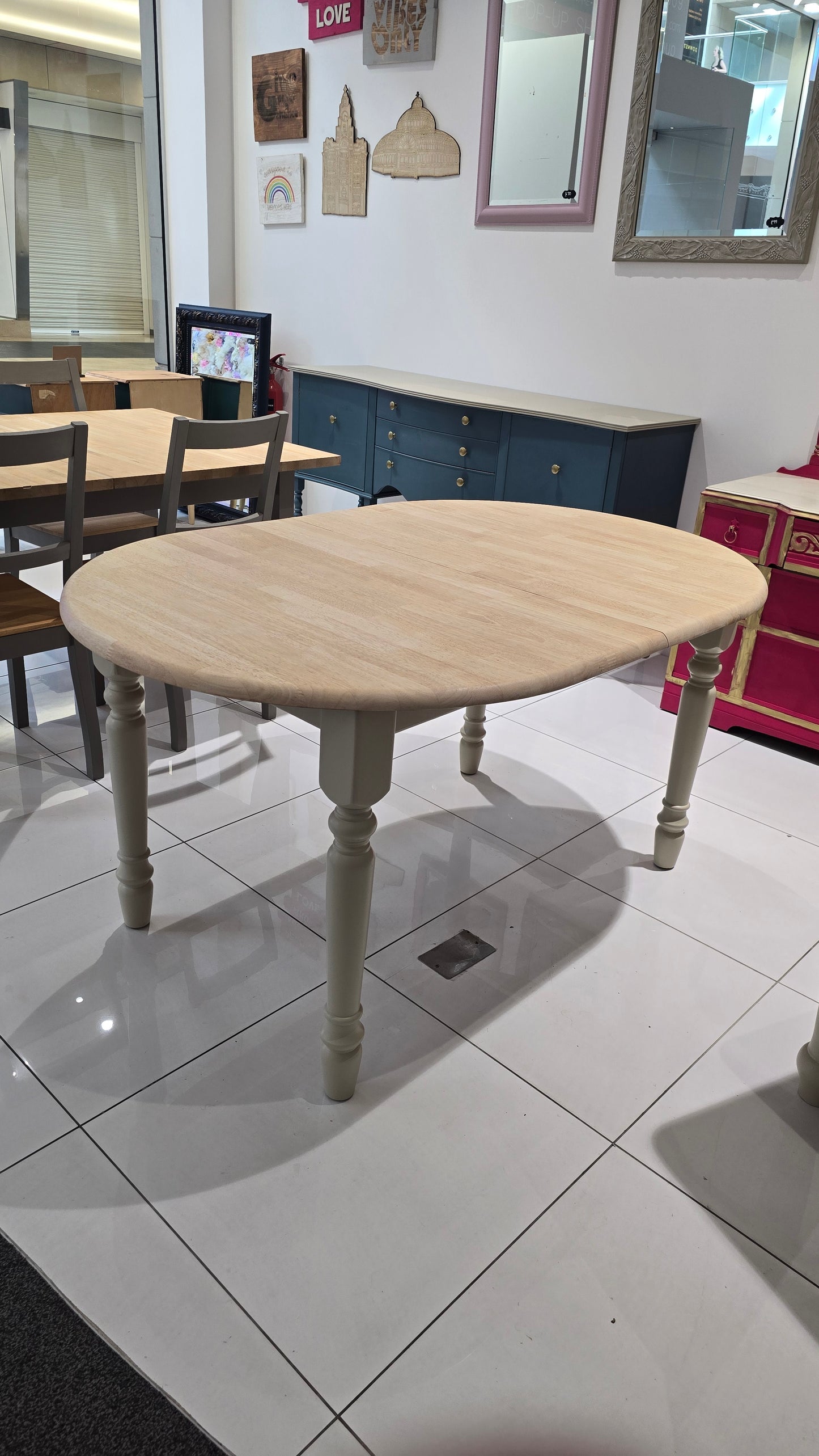 Oval extending table