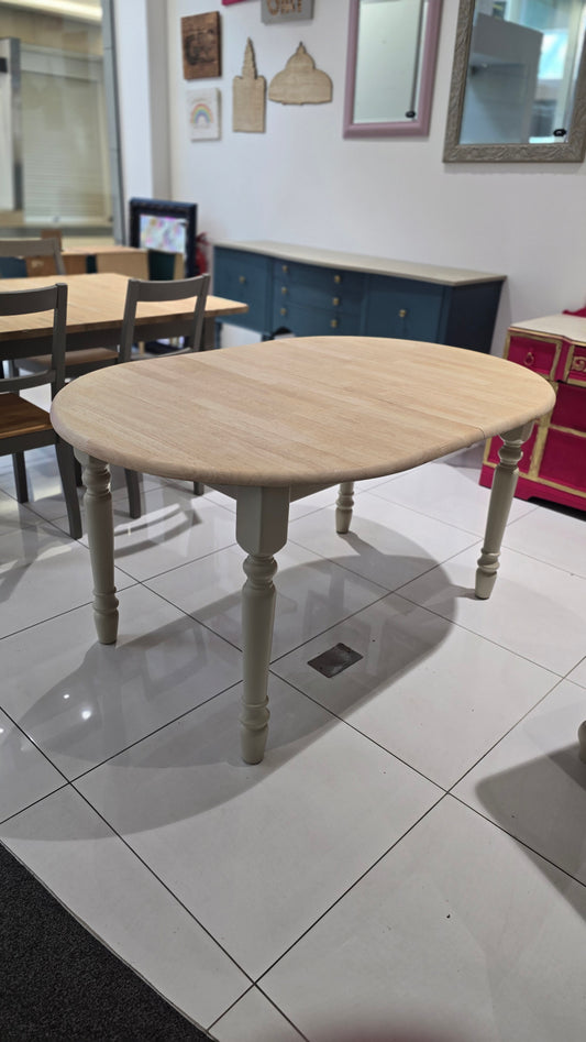 Oval extending table