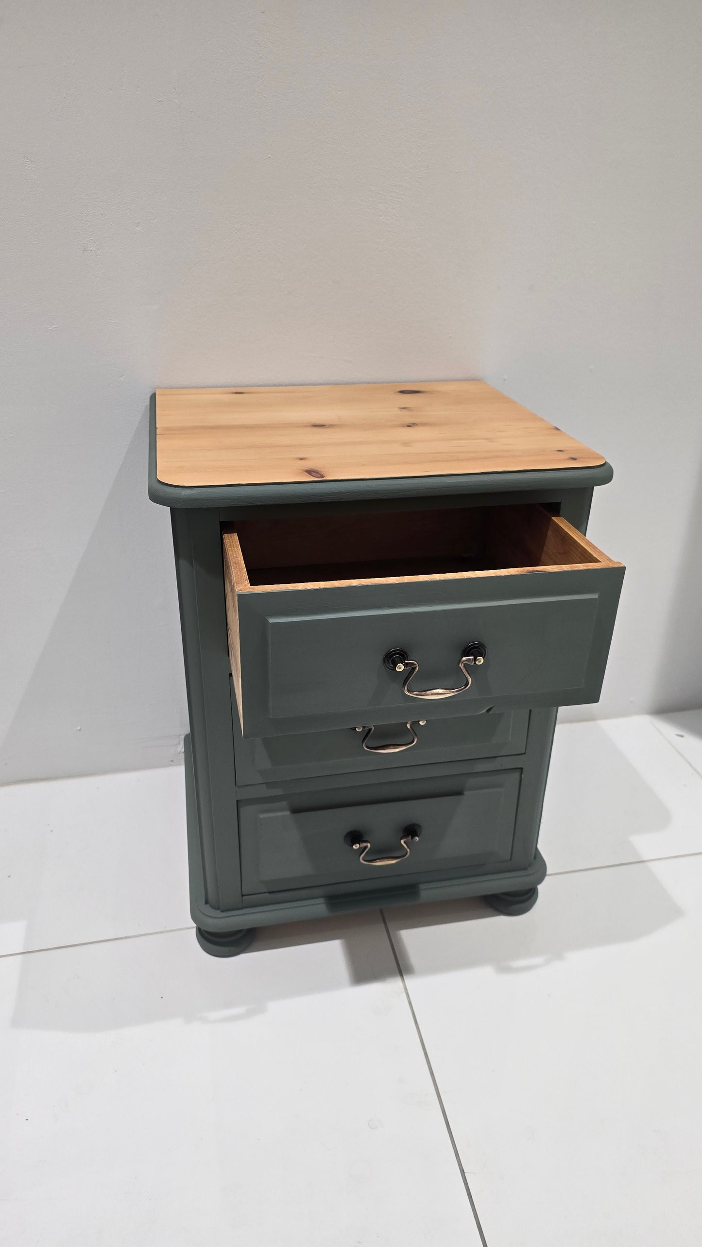 3 drawer bedside chest
