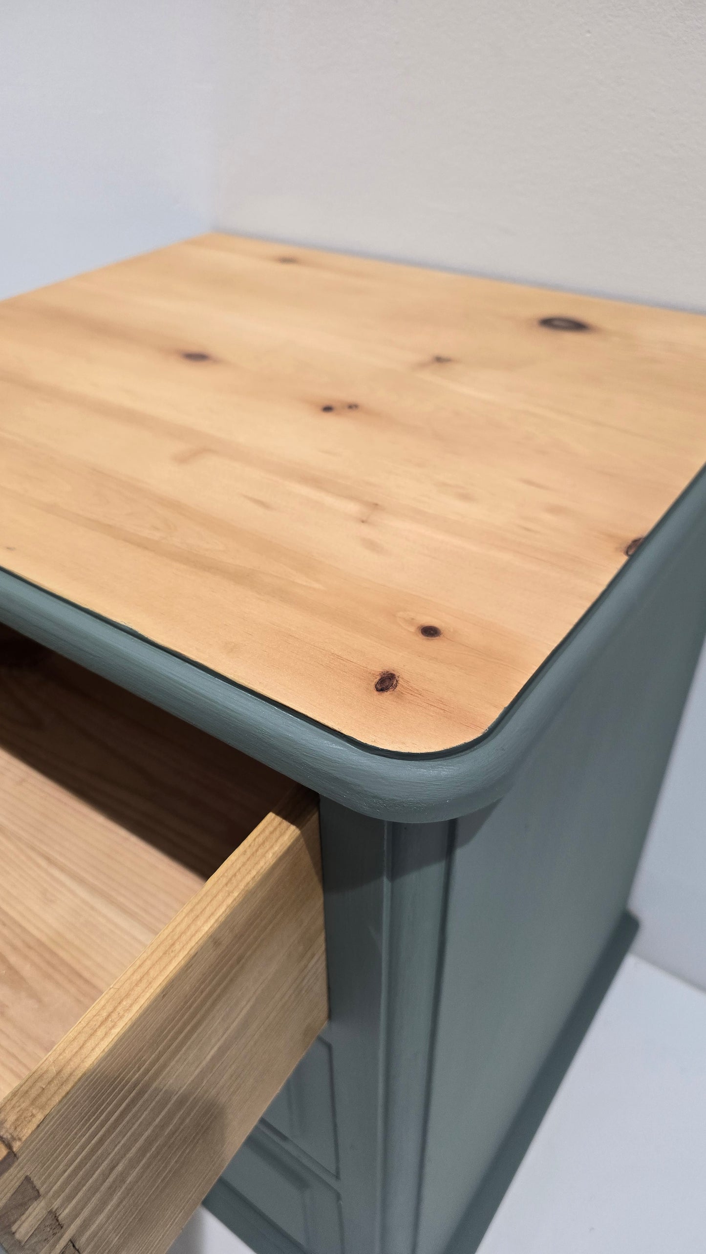 3 drawer bedside chest