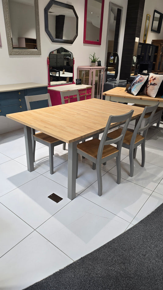 Extending Table with 4 chairs