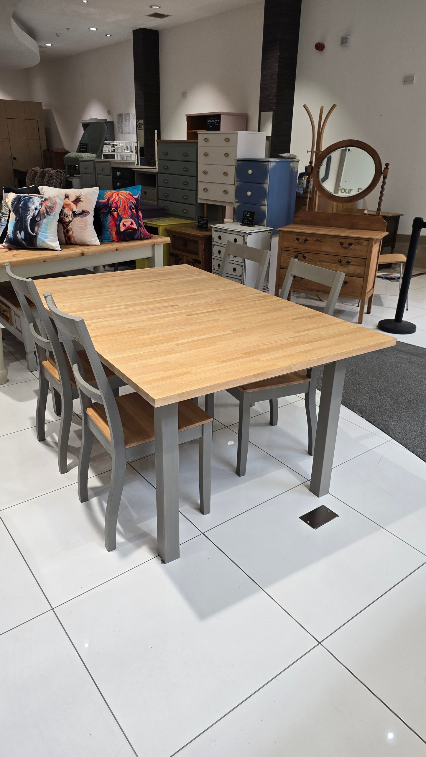 Extending Table with 4 chairs