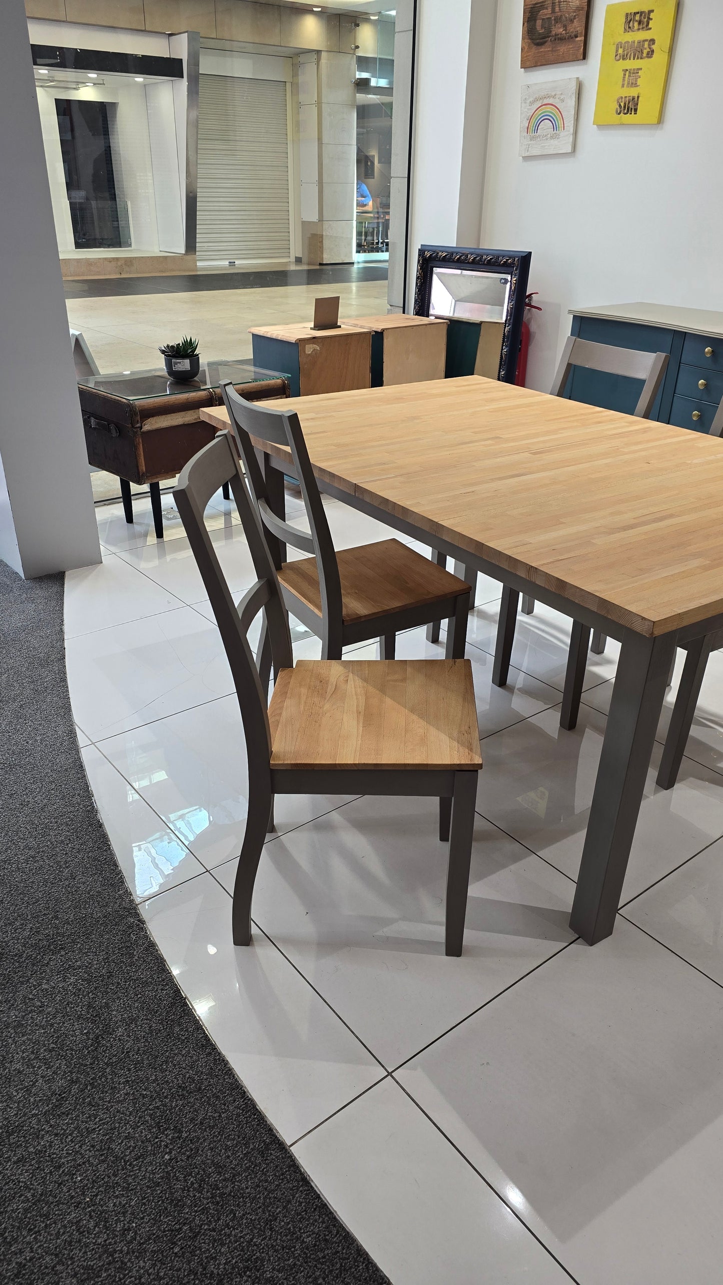 Extending Table with 4 chairs