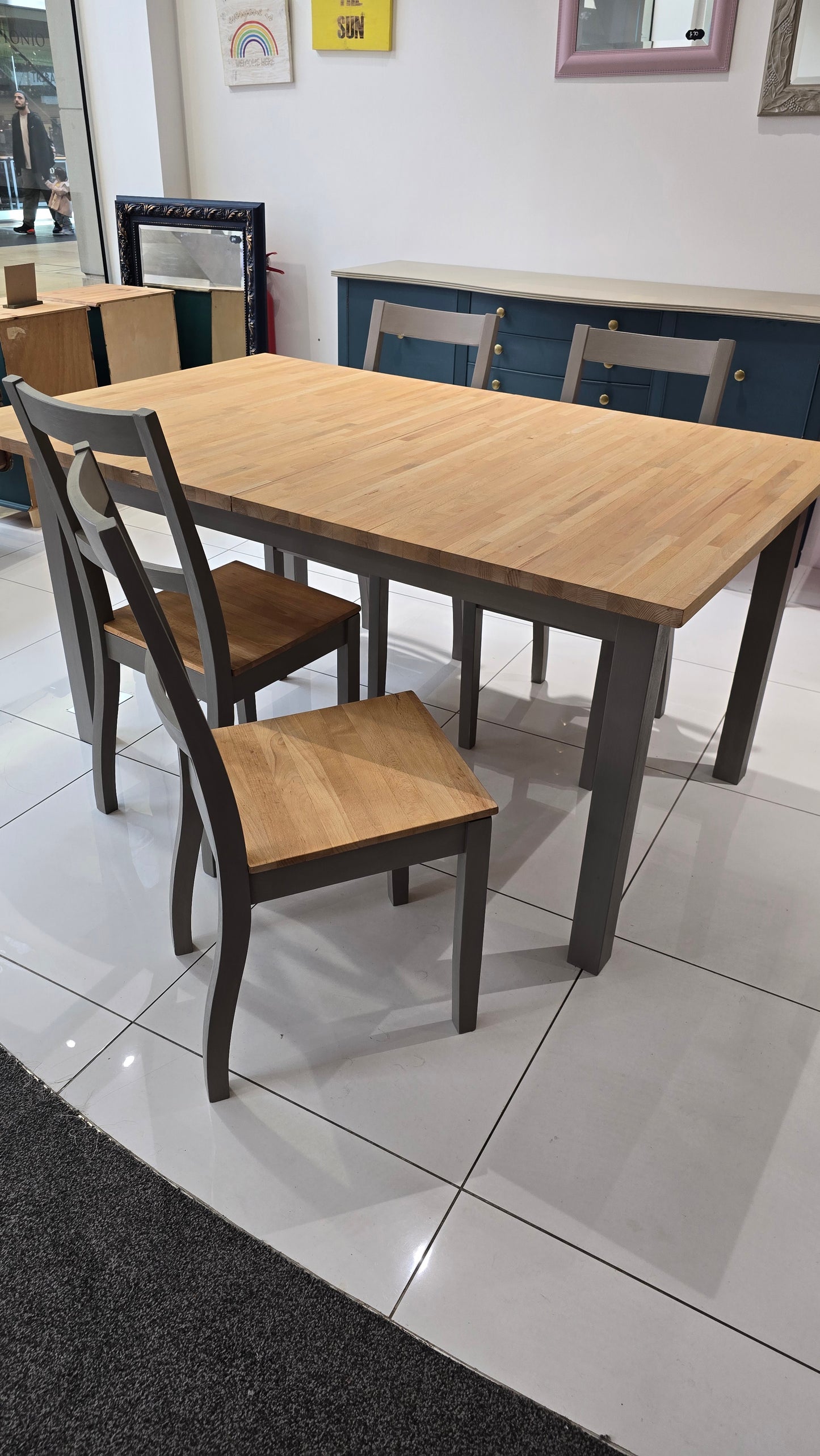Extending Table with 4 chairs