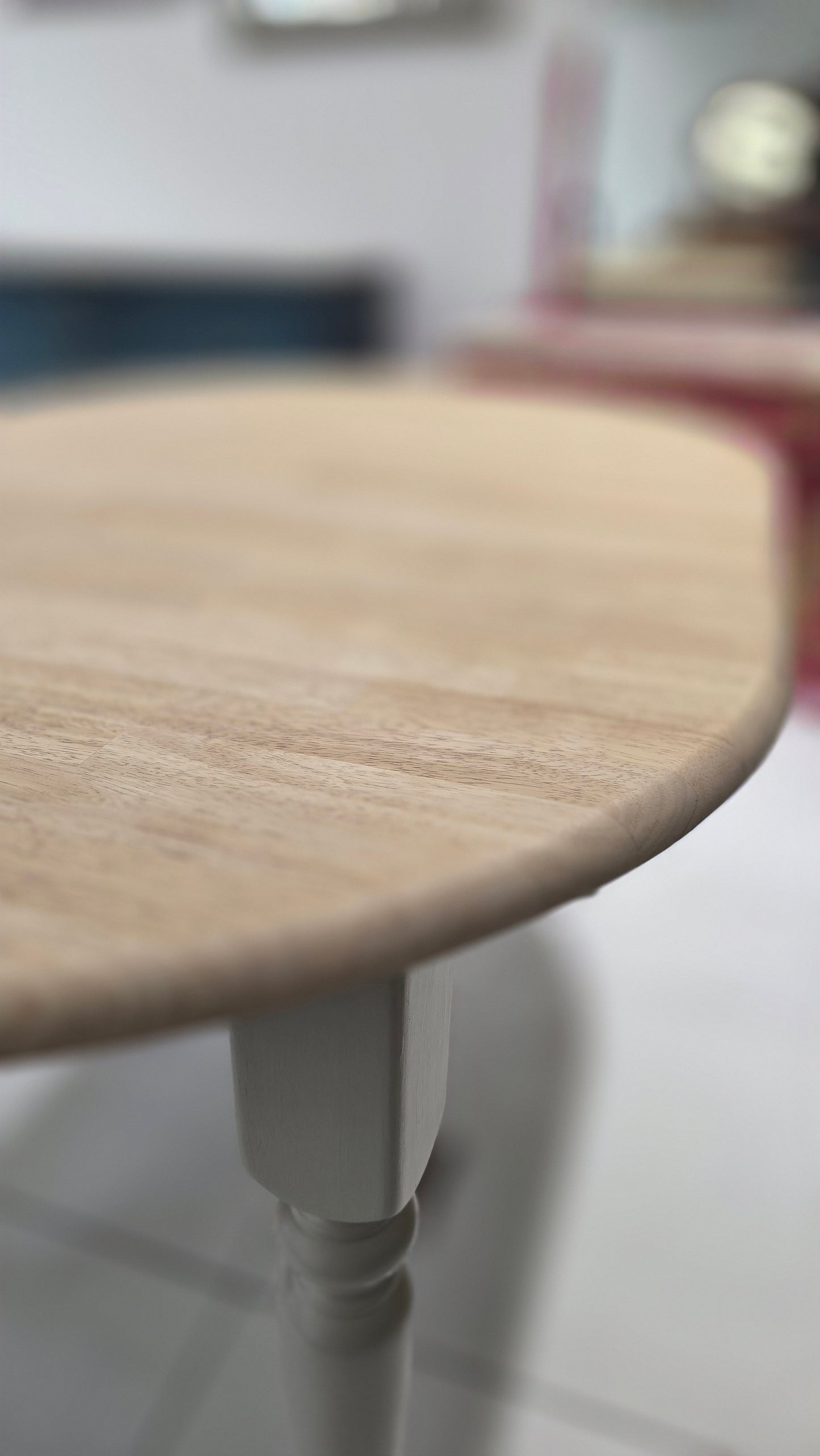 Oval extending table