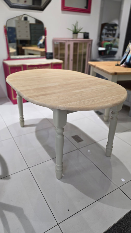 Oval extending table