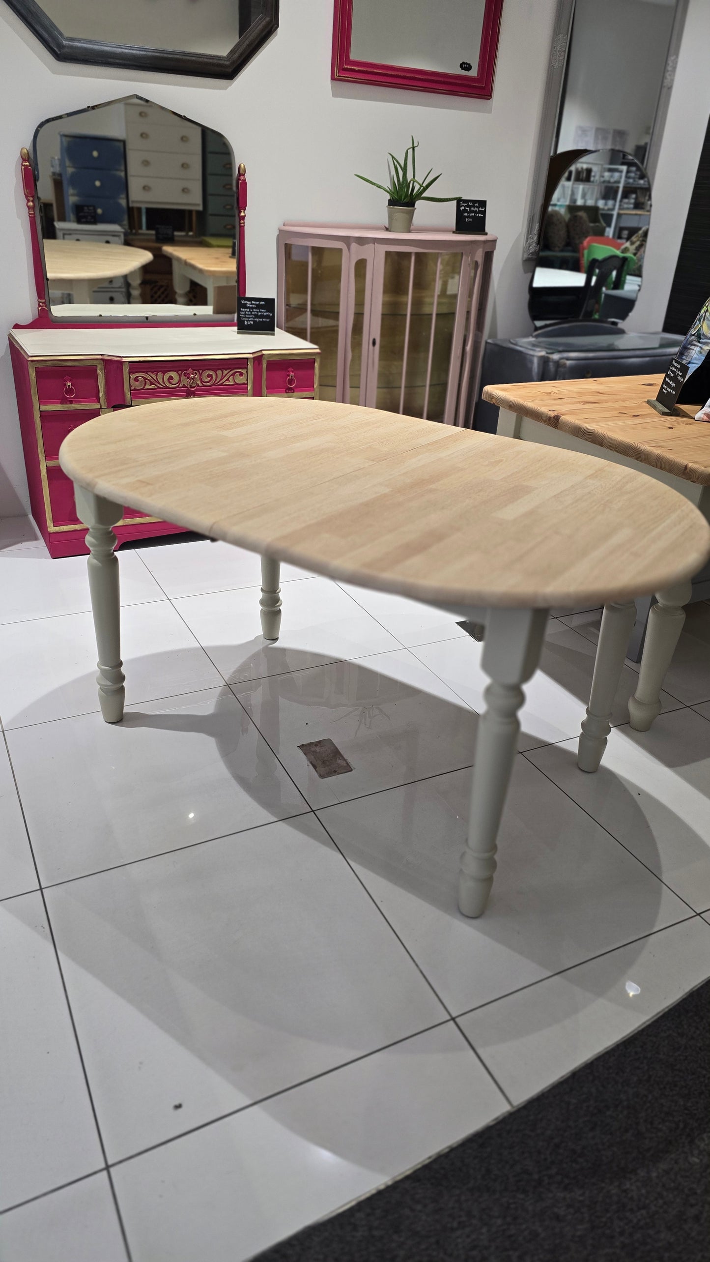 Oval extending table